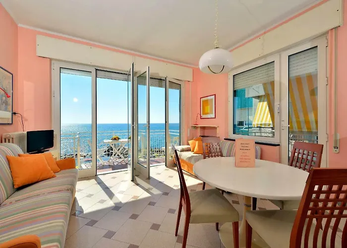 Marina Aparthotel 2*