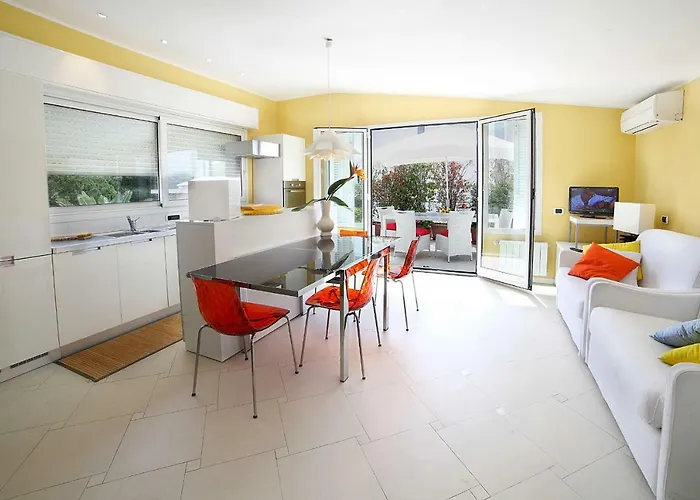 Marina Aparthotel 2*