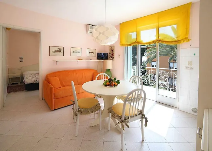 Marina Aparthotel 2*